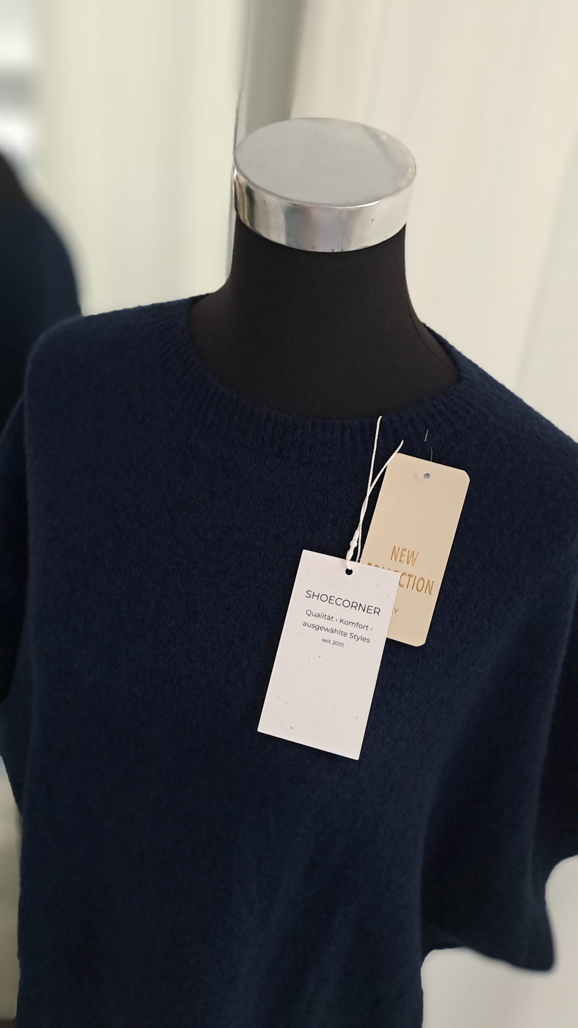 Kurzarm-Pullover Dunkelblau Poncho-Style - Fledermausschnitt - Detailansicht Rundhals