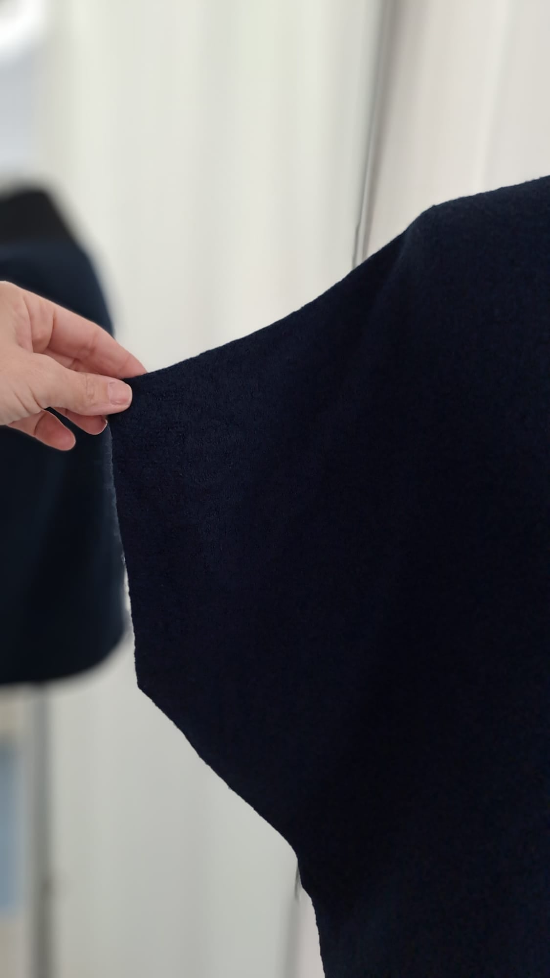 Kurzarm-Pullover Dunkelblau Poncho-Style - Fledermausschnitt - Detailansicht Kurzarm