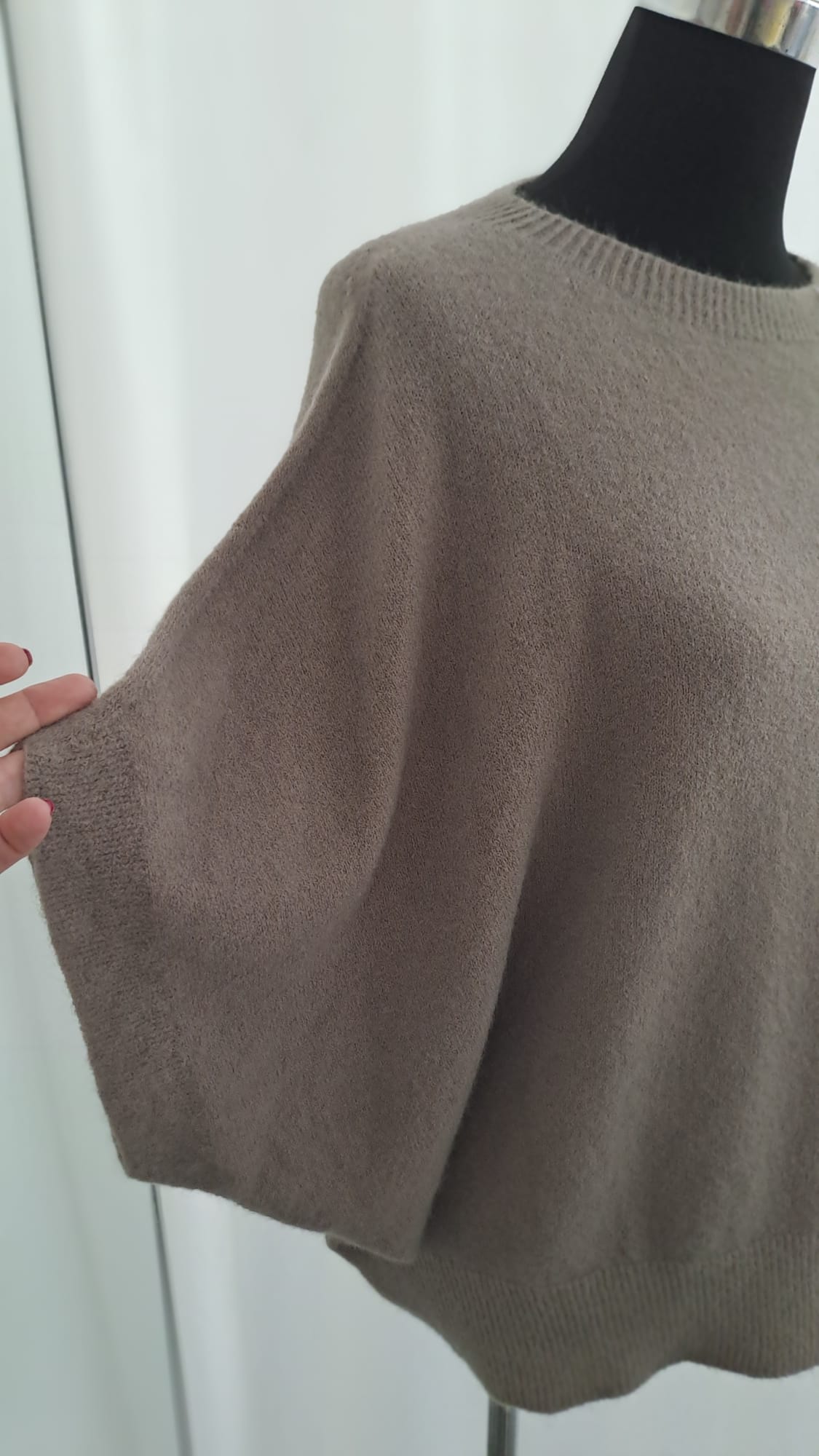 Kurzarm-Pullover Taupe Poncho-Style - SM Youngfashion 6899 - Detailansicht der Ärmel