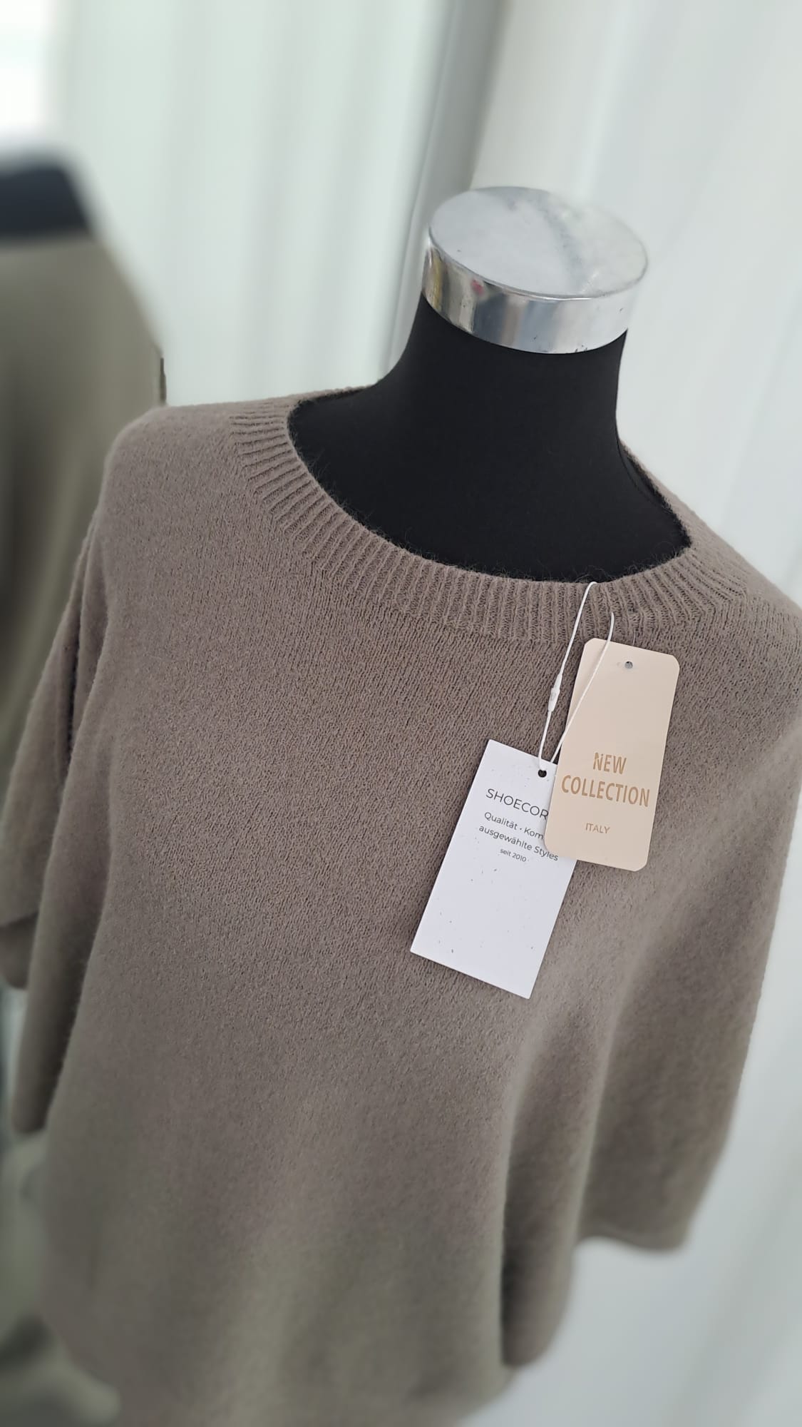 Kurzarm-Pullover Taupe Poncho-Style - SM Youngfashion 6899 - Detailansicht Rundhals