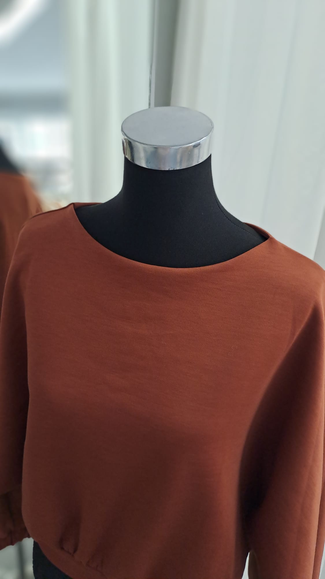 Cropped Pulli Rost, Langarm Pullover - Charme Mode 6936 - Detailansicht Rundhals