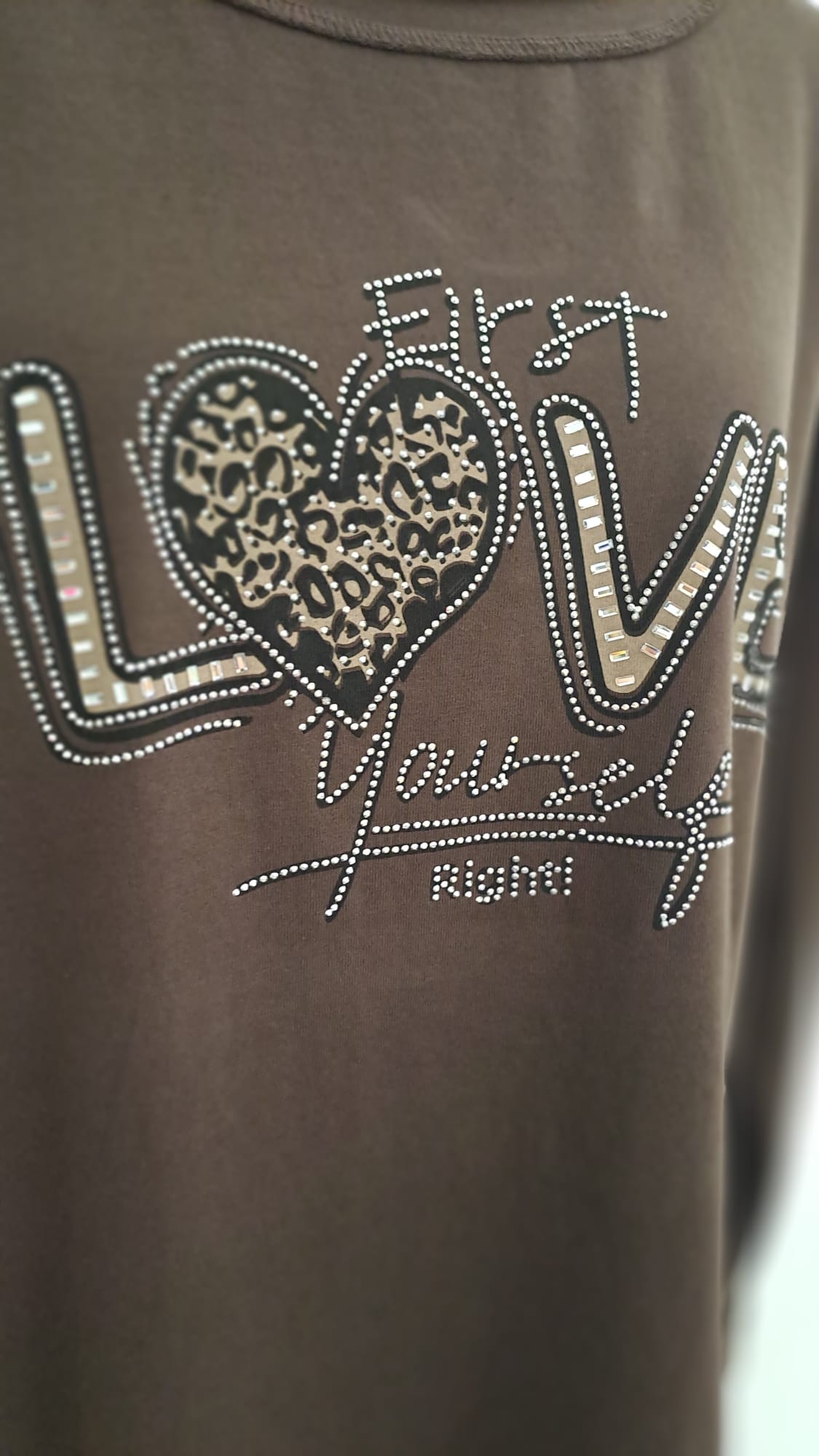 Langarmshirt „Love“ Mocca | Charme Mode 6797 - Detailansicht Schriftzug