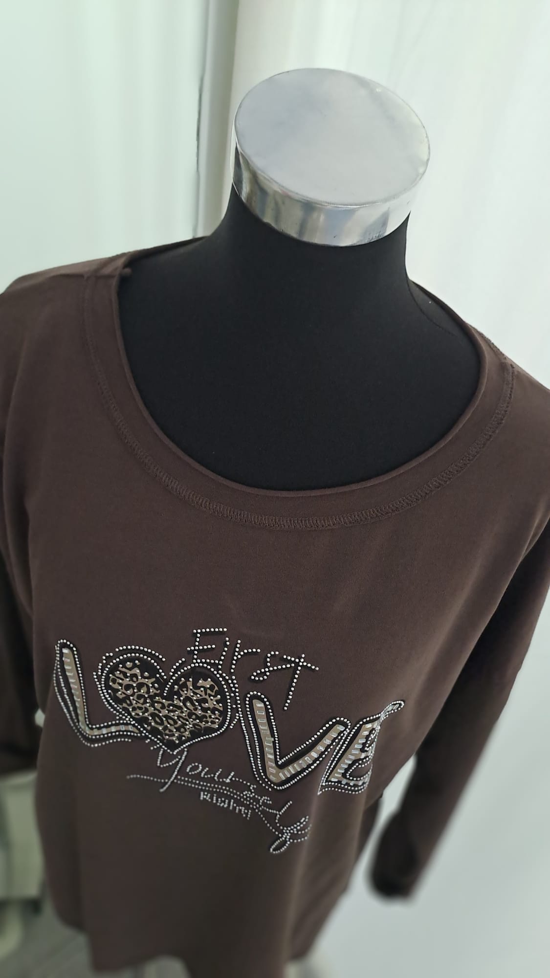 Langarmshirt „Love“ Mocca | Charme Mode 6797 - Detailansicht Ausschnitt