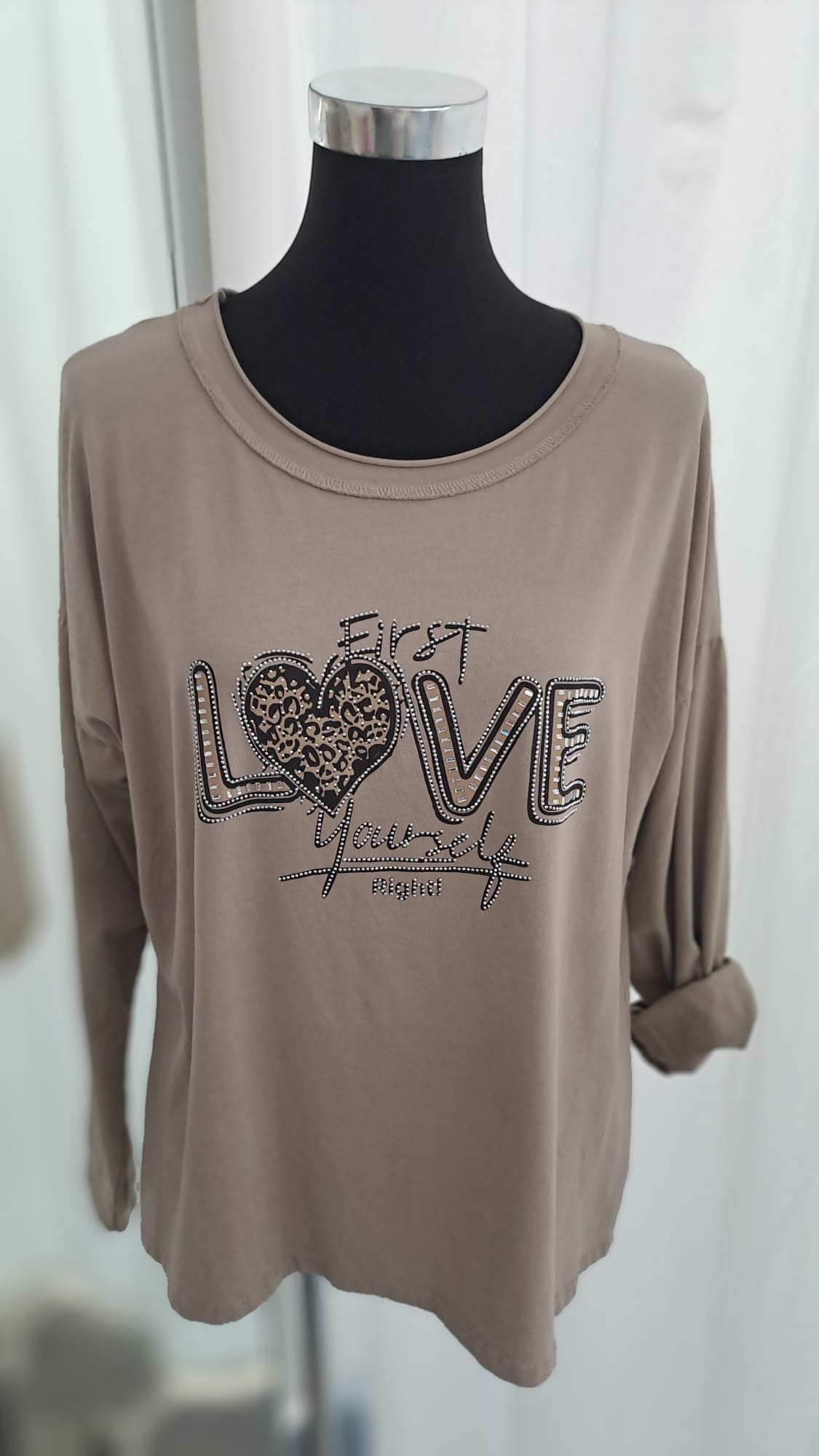 Langarmshirt 6799 in Taupe - Strass-Schriftzug Love - Seitenansicht