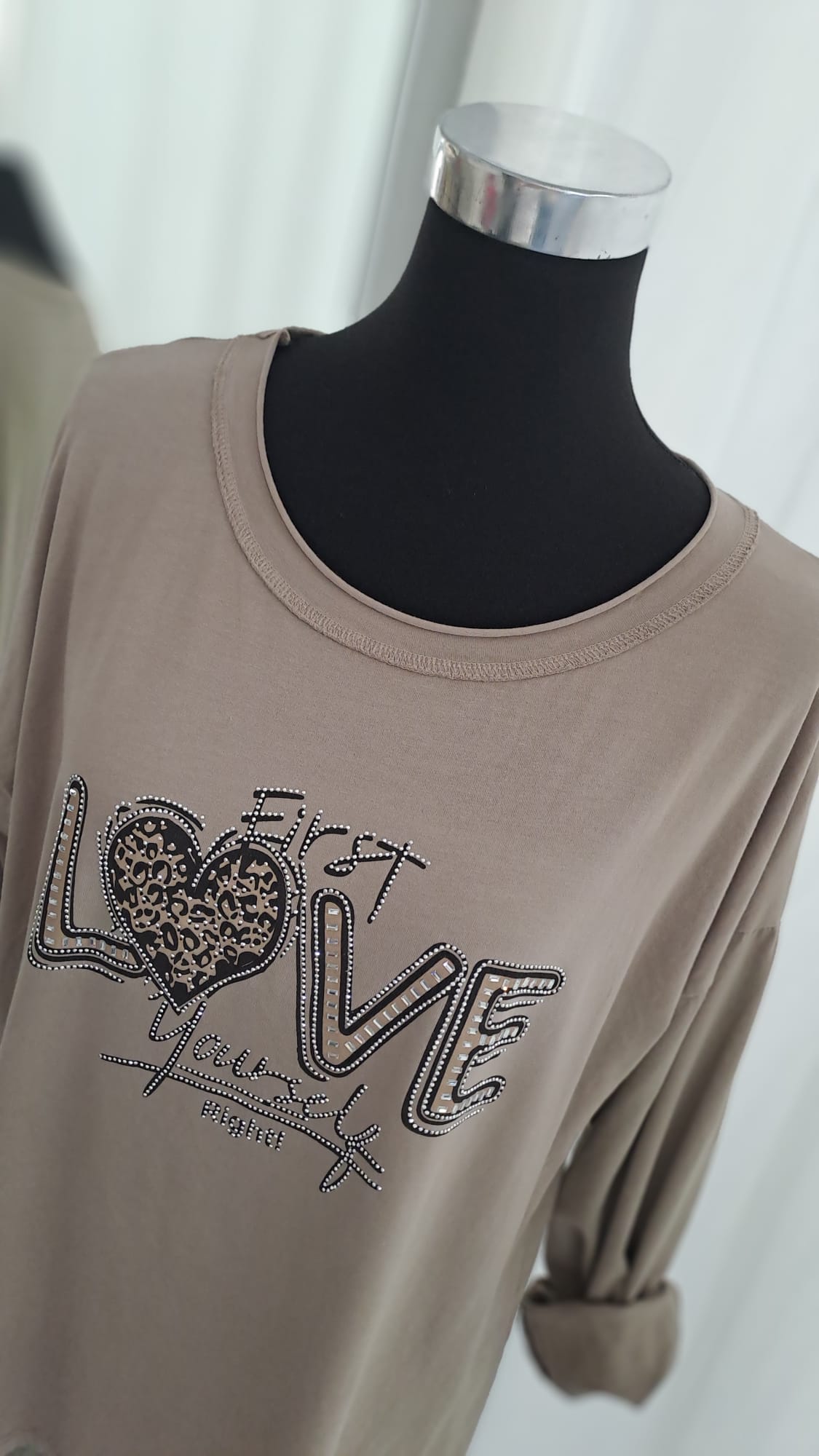 Langarmshirt 6799 in Taupe - Strass-Schriftzug Love - Detailansicht Druck