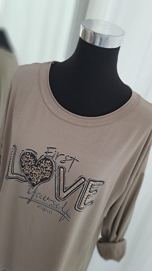 Langarmshirt 6799 in Taupe - Strass-Schriftzug Love - Detailansicht Druck