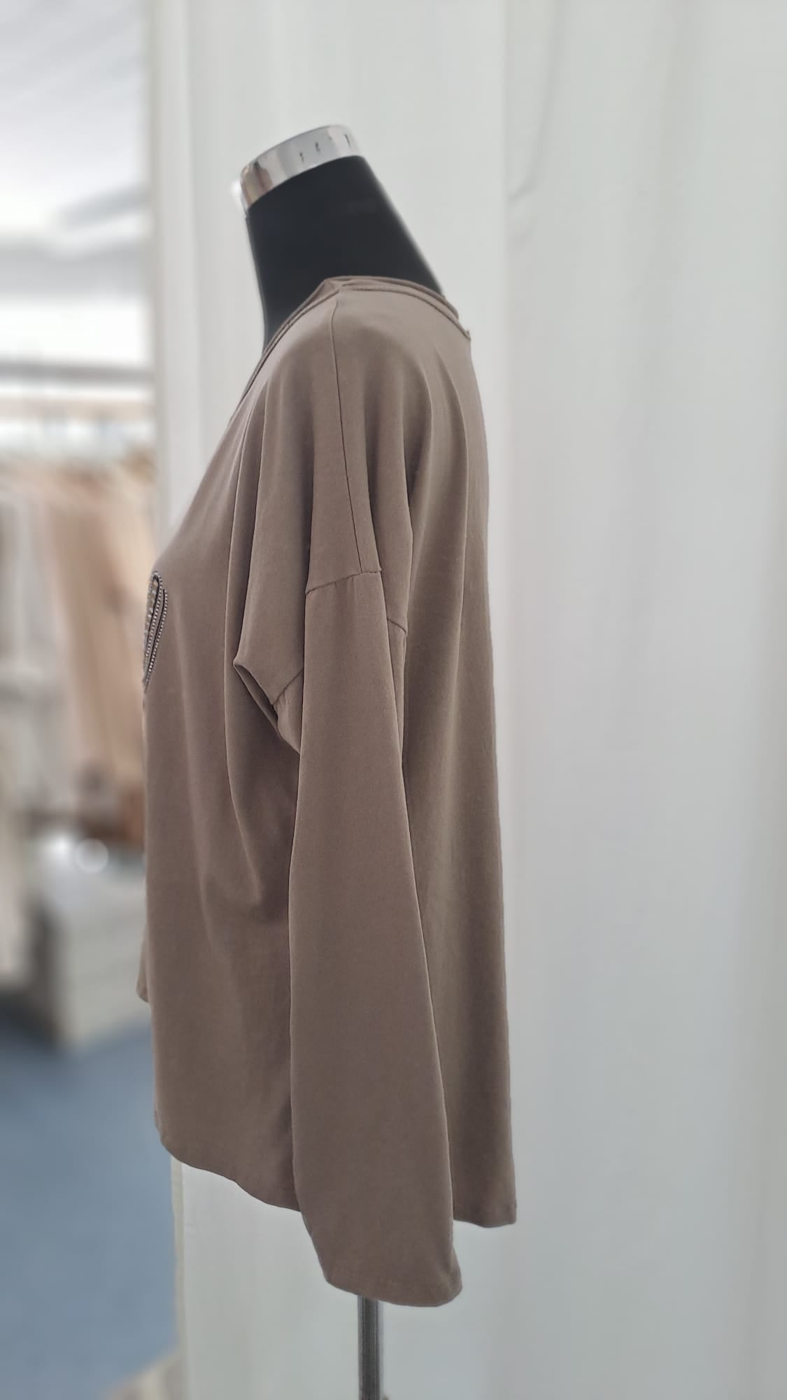 Langarmshirt 6799 in Taupe - Strass-Schriftzug Love - Frontansicht