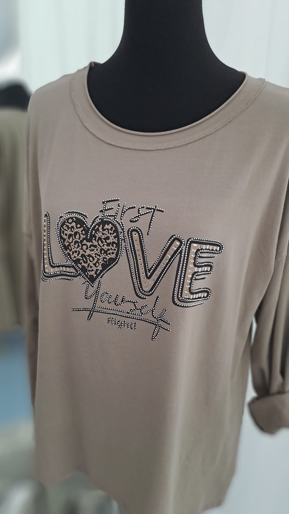 Langarmshirt Taupe | Strass-Schriftzug „Love“ | Charme Mode 6799