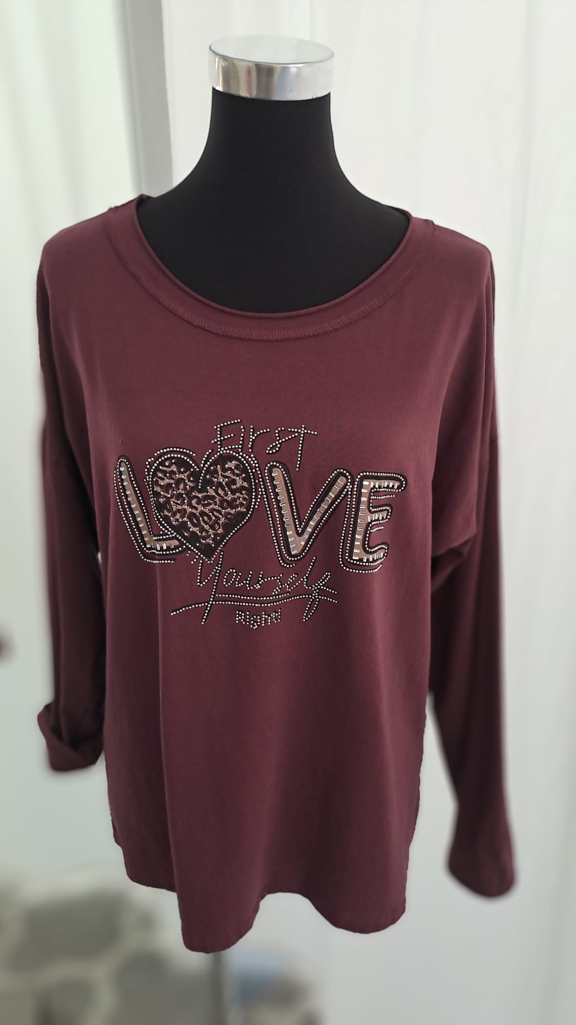 Langarmshirt Beere, Strass-Schriftzug „Love“ Charme Mode 6800 - Vorderansicht
