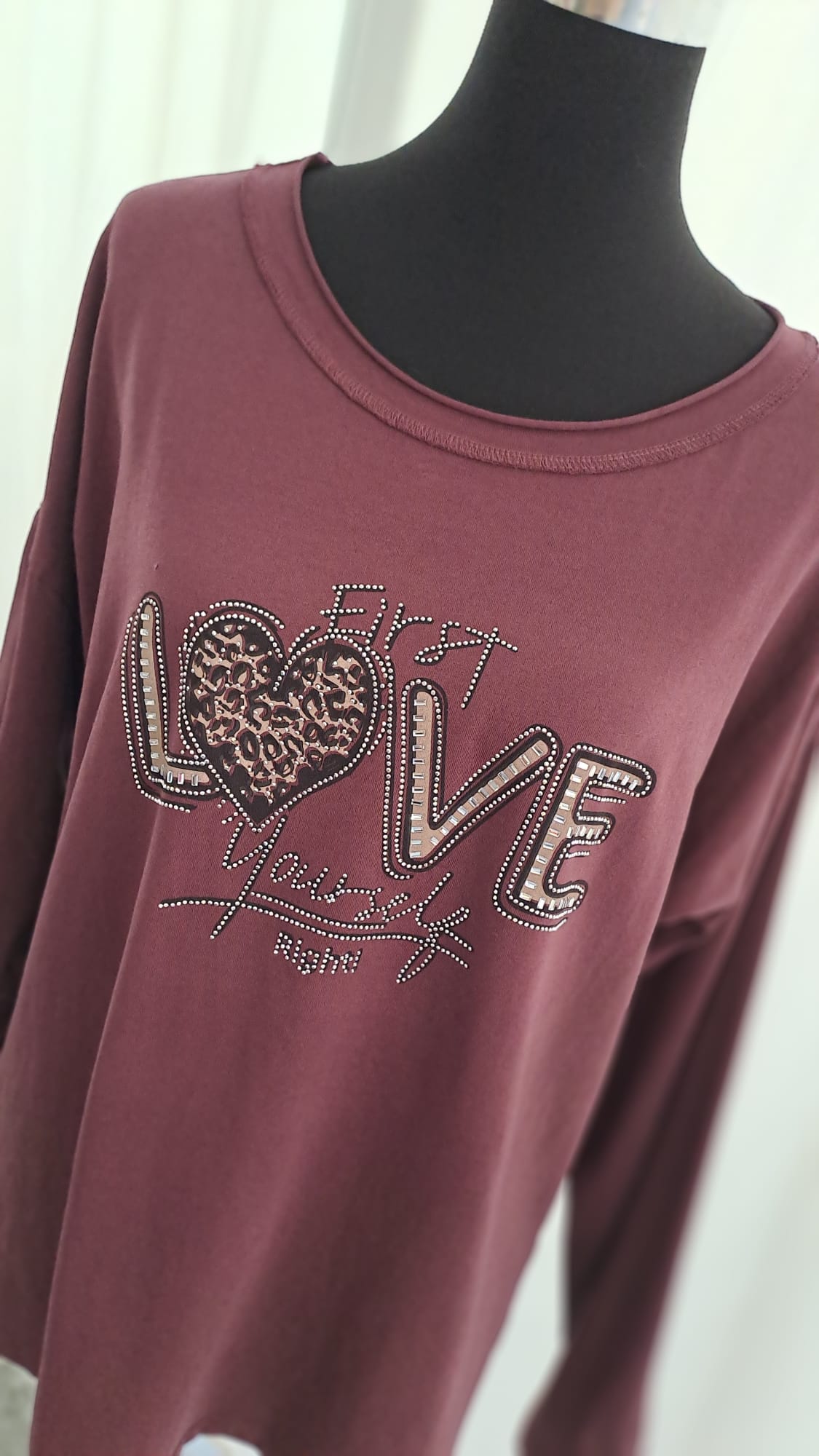 Langarmshirt Beere, Strass-Schriftzug „Love“ Charme Mode 6800 - Ansicht Schriftzug