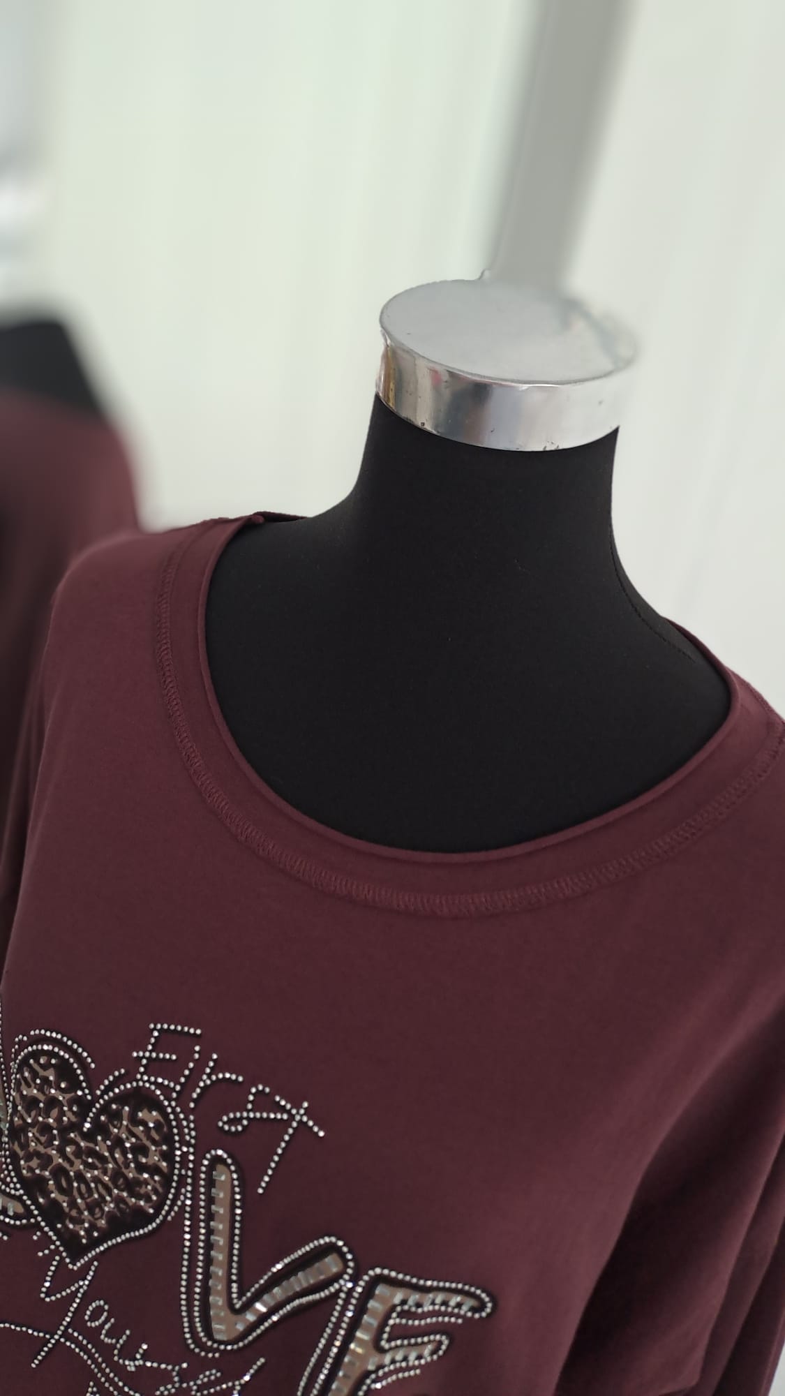 Langarmshirt Beere, Strass-Schriftzug „Love“ Charme Mode 6800 - Ansicht Ausschnitt