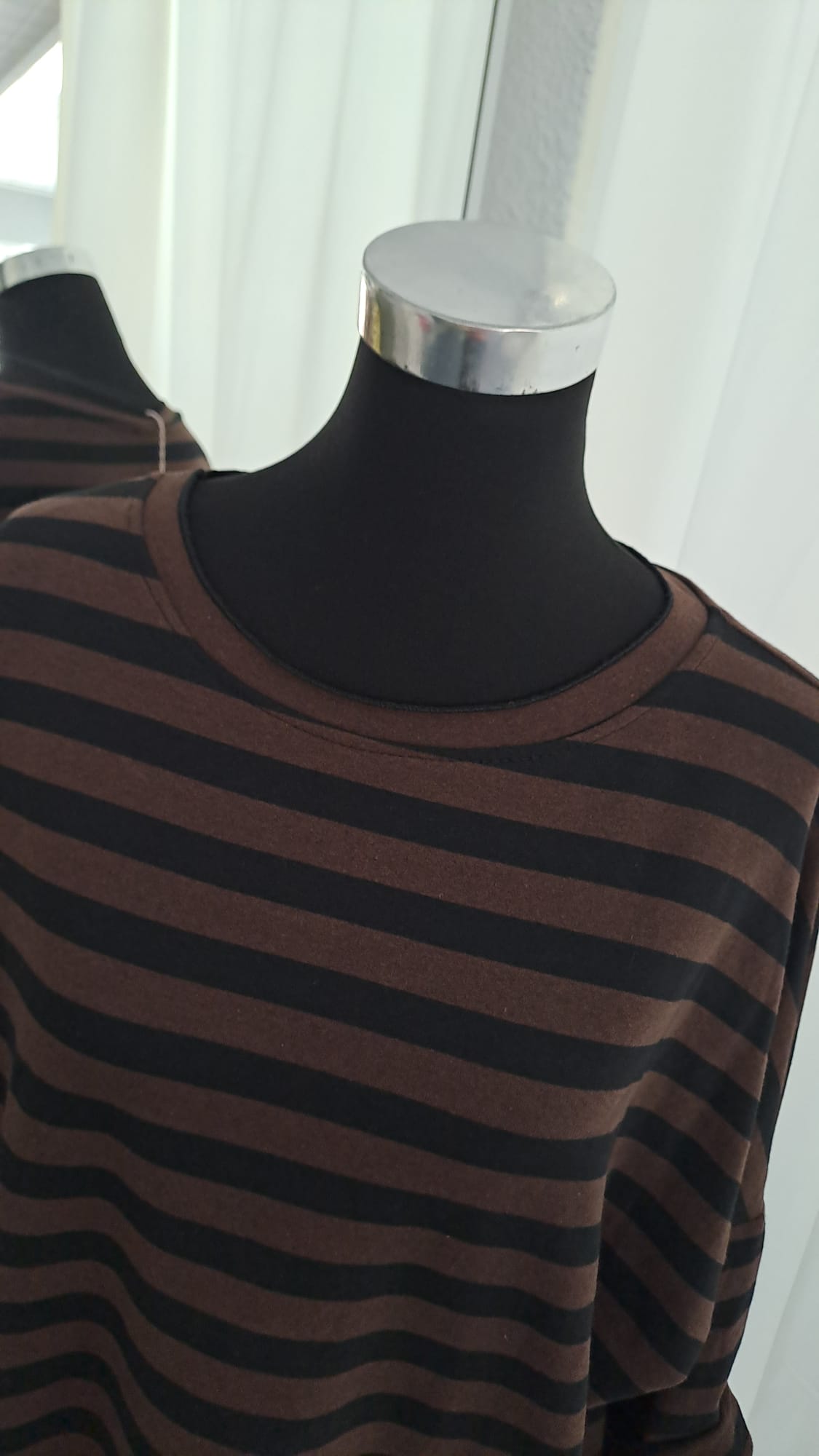 Gestreiftes Langarmshirt Mocca Schwarz | Liping Moda 6849 - Detailansicht Ausschnitt