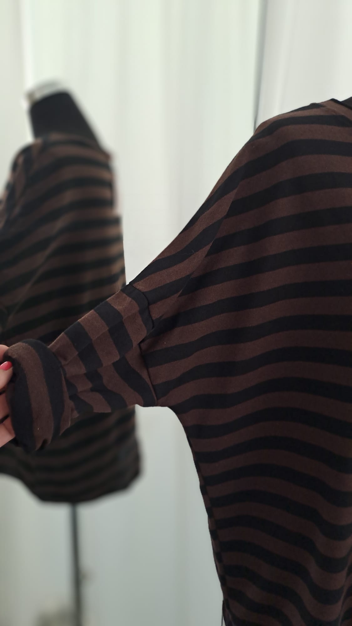 Gestreiftes Langarmshirt Mocca Schwarz | Liping Moda 6849 - Detailansicht Ärmel