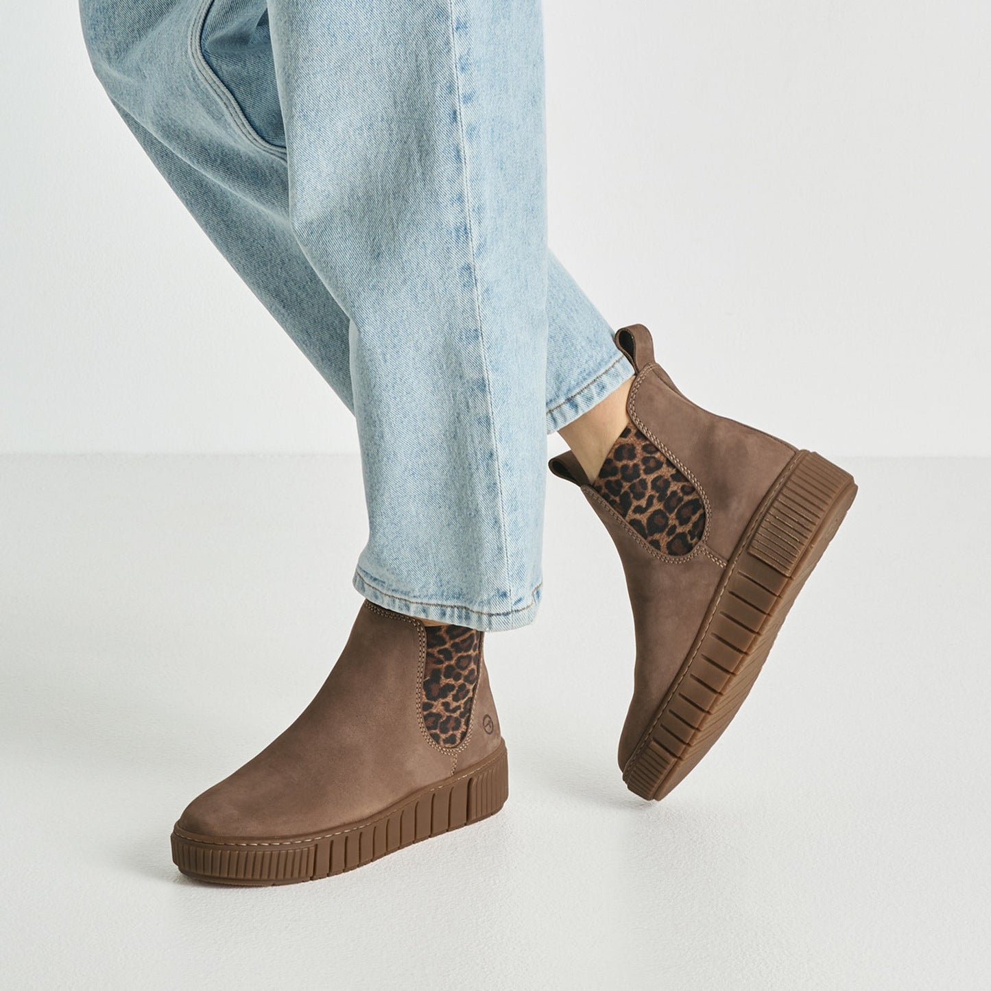 Tamaris Chelsea Boot 25403 Taupe Leopard | Leder mit Wechselfußbett - Detalansicht am Fuß getragen