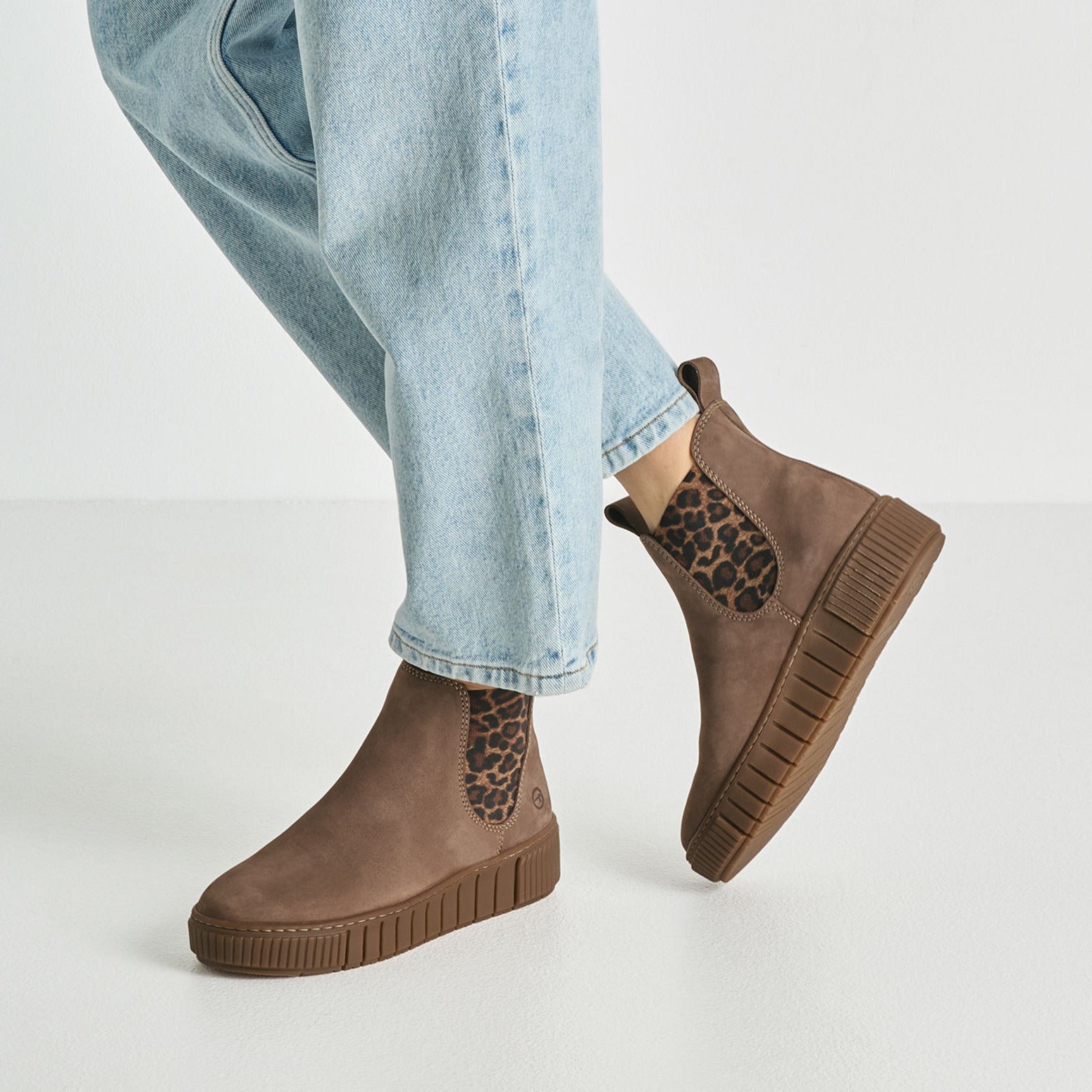Tamaris Chelsea Boot 25403 Taupe Leopard | Leder mit Wechselfußbett - Detalansicht am Fuß getragen