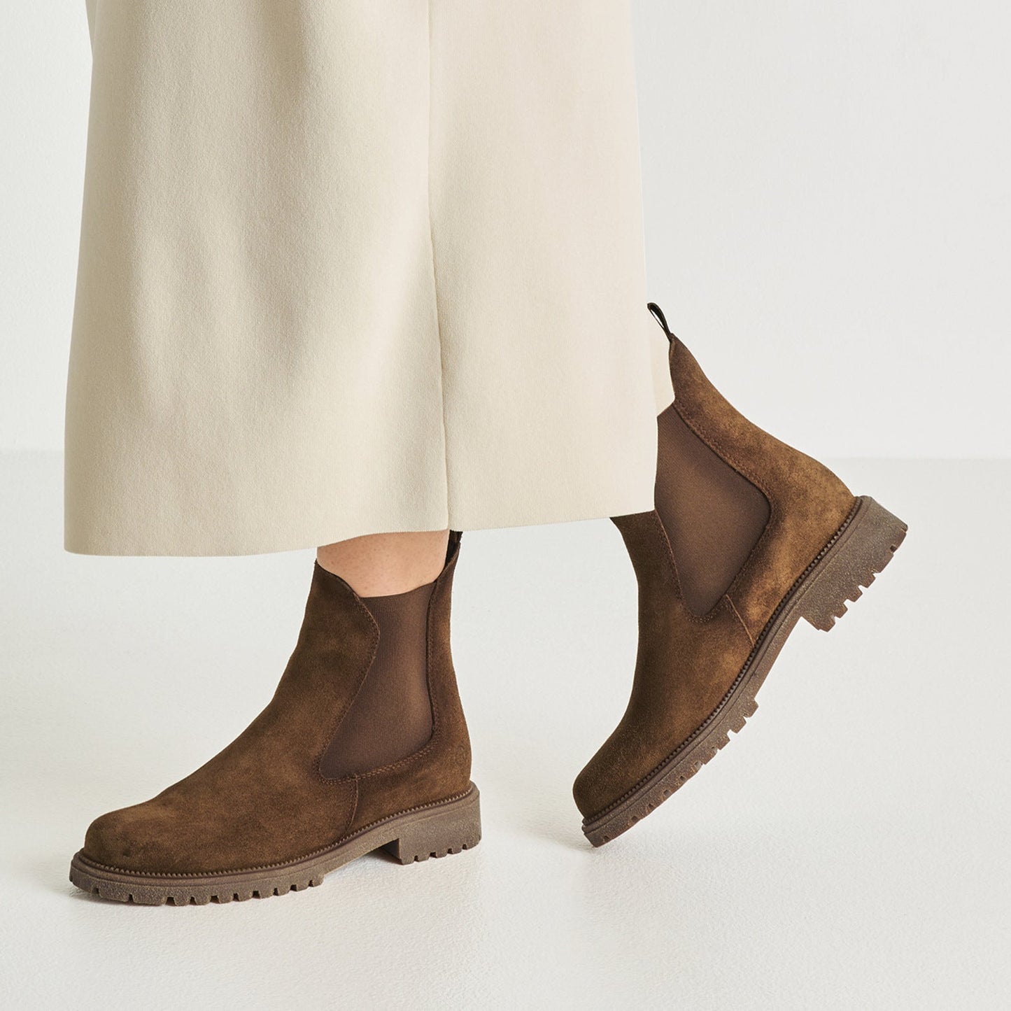 Tamaris Chelsea Boot 25427 Braun | Nubukleder mit Fußbett - Detailansicht am Fuß getragen