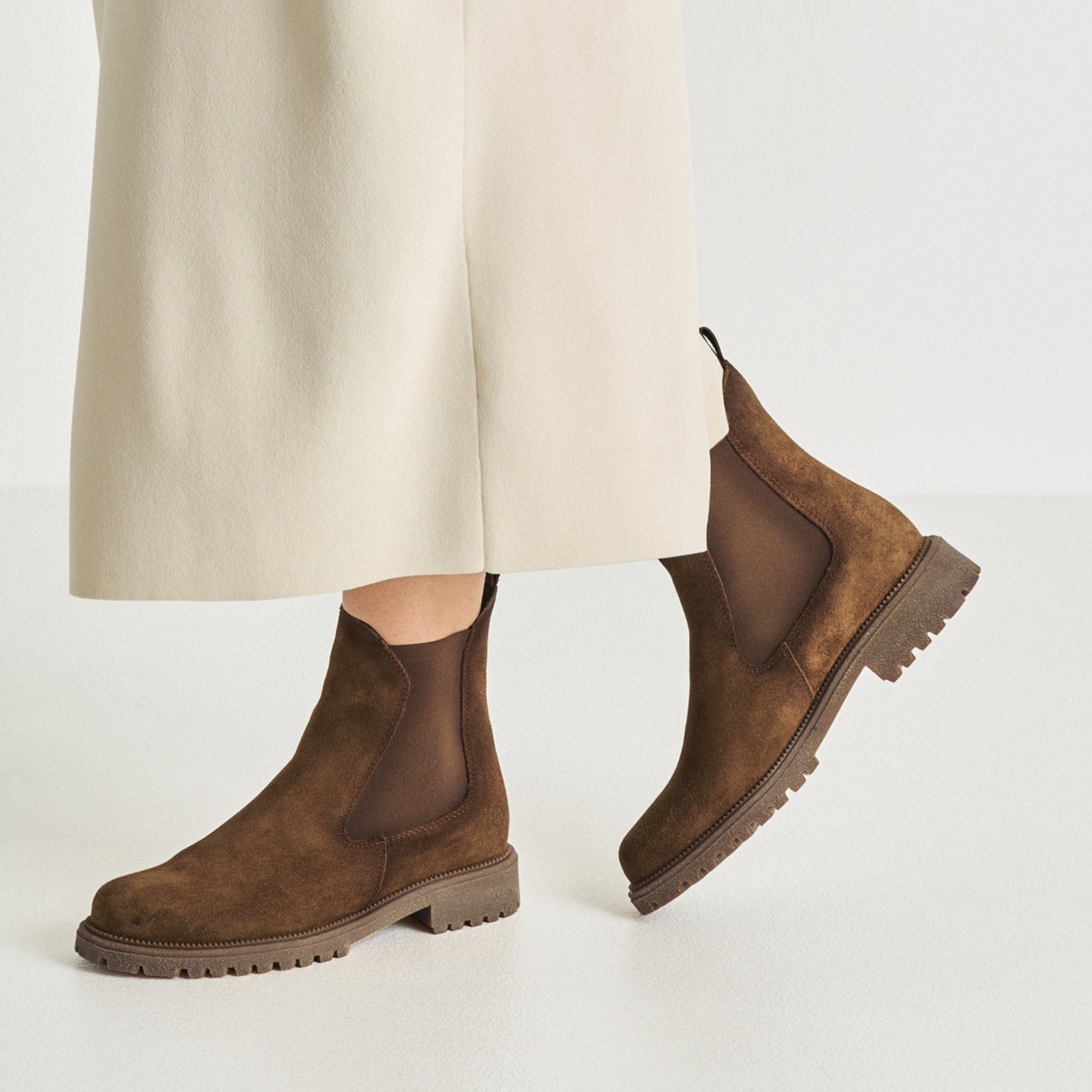 Tamaris Chelsea Boot 25427 Braun | Nubukleder mit Fußbett - Detailansicht am Fuß getragen