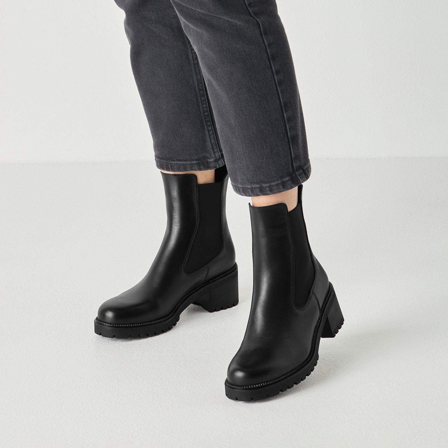 Tamaris Chelsea Boot 25407 Schwarz | Leder Stiefelette mit Blockabsatz – Detailansicht am Fuß getragen