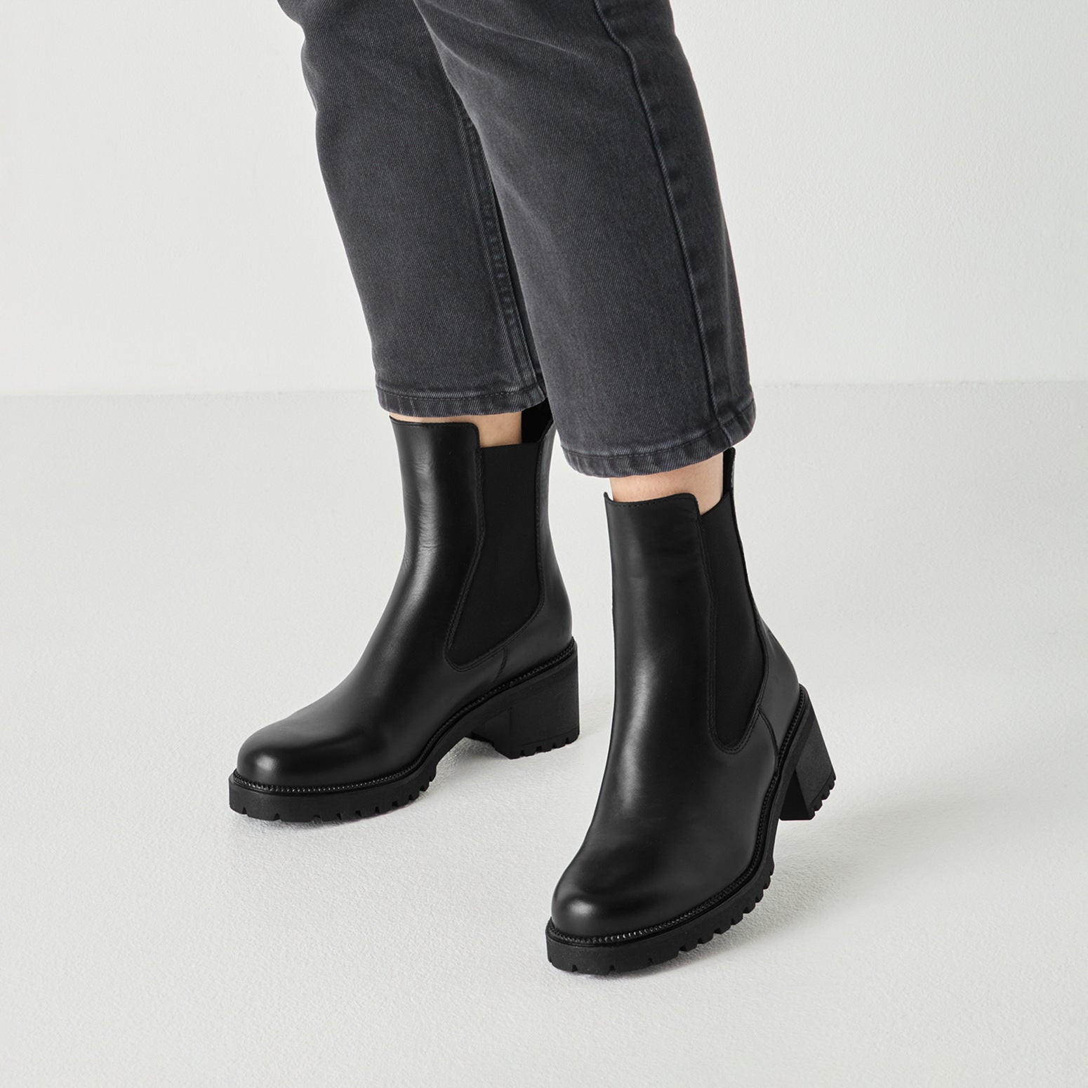 Tamaris Chelsea Boot 25407 Schwarz | Leder Stiefelette mit Blockabsatz – Detailansicht am Fuß getragen