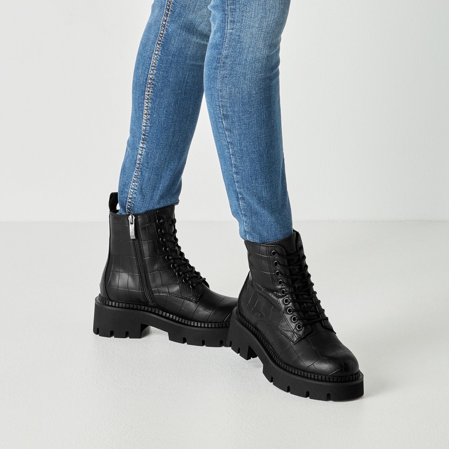 Tamaris Stiefelette 25254 Schwarz Croco | Veganer Schnürboot mit Chunky-Sohle - Detailansicht am Fuß getragen