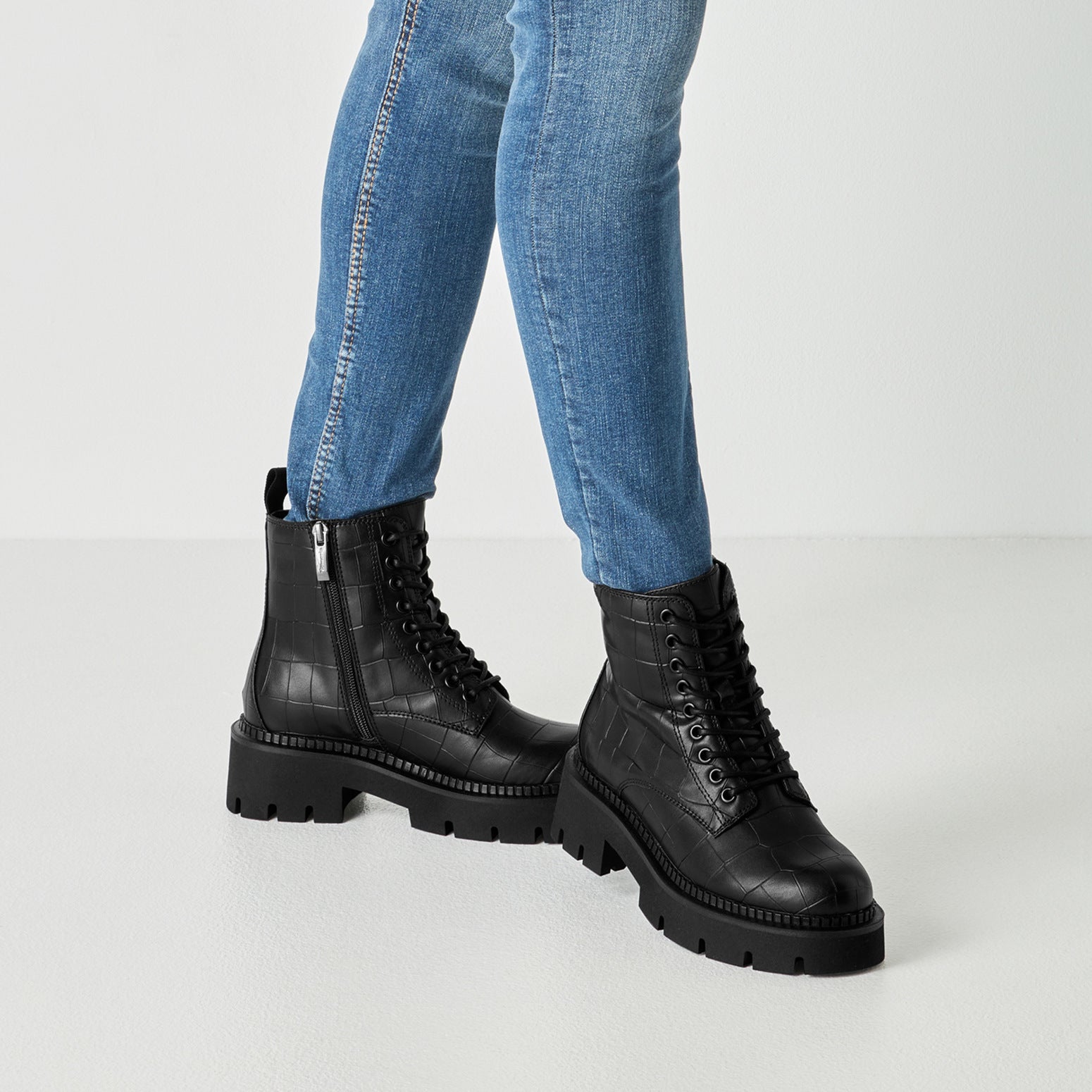Tamaris Stiefelette 25254 Schwarz Croco | Veganer Schnürboot mit Chunky-Sohle - Detailansicht am Fuß getragen