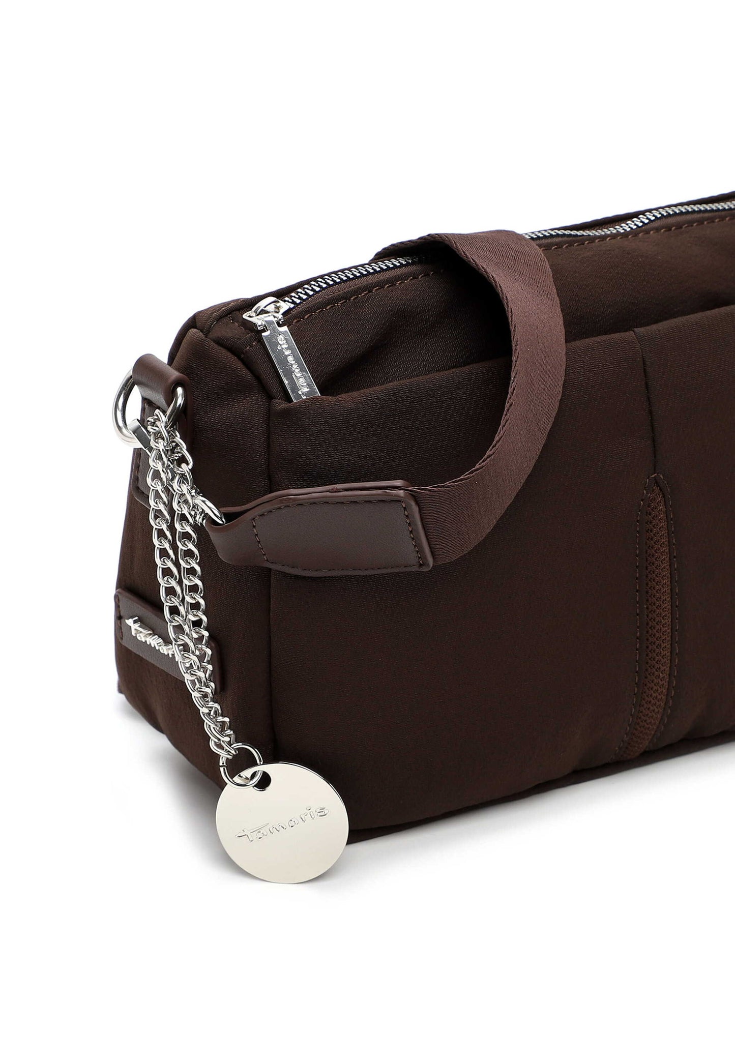 Tamaris Crossbody Mia 35080 Dunkelbraun - Detailansicht Logoanhänger