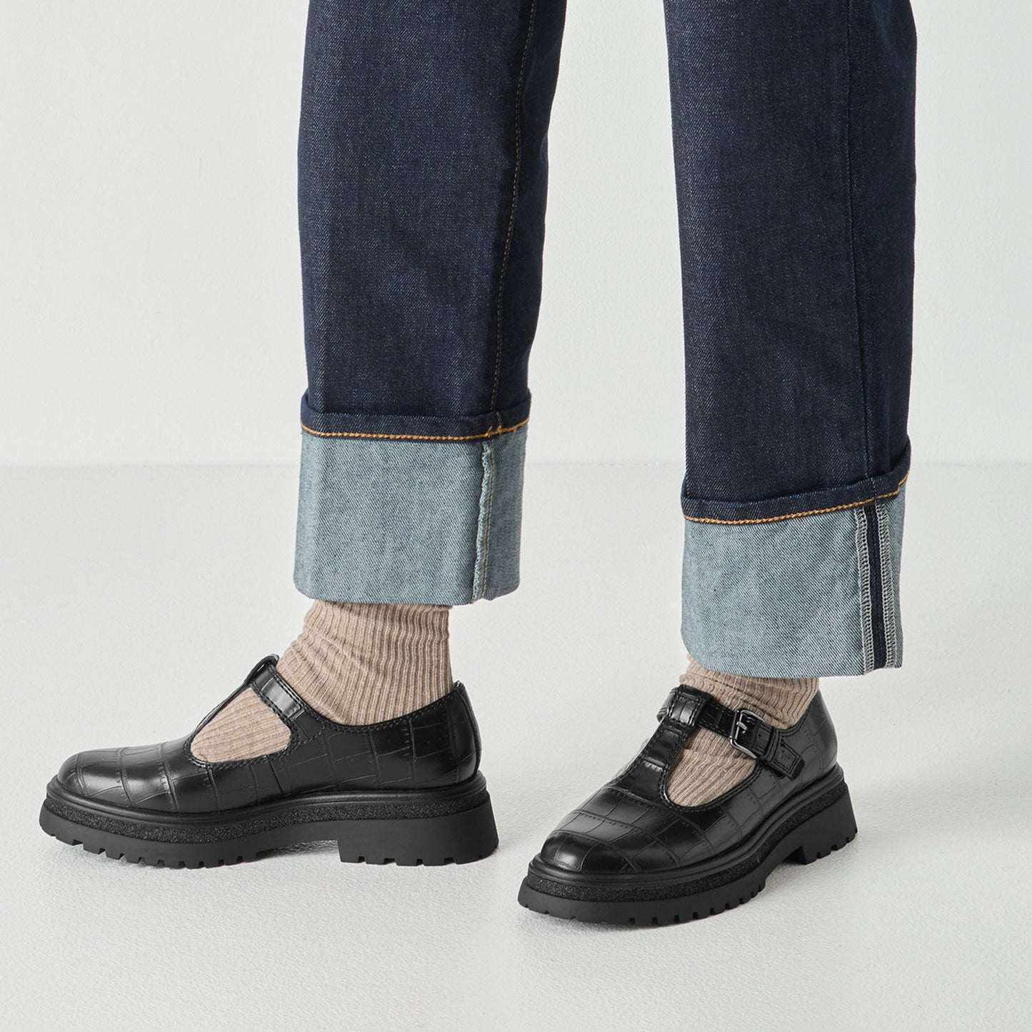 Tamaris Halbschuh 24324 Schwarz Croco – Vegan & Touch-it - Detailansicht am Fuß