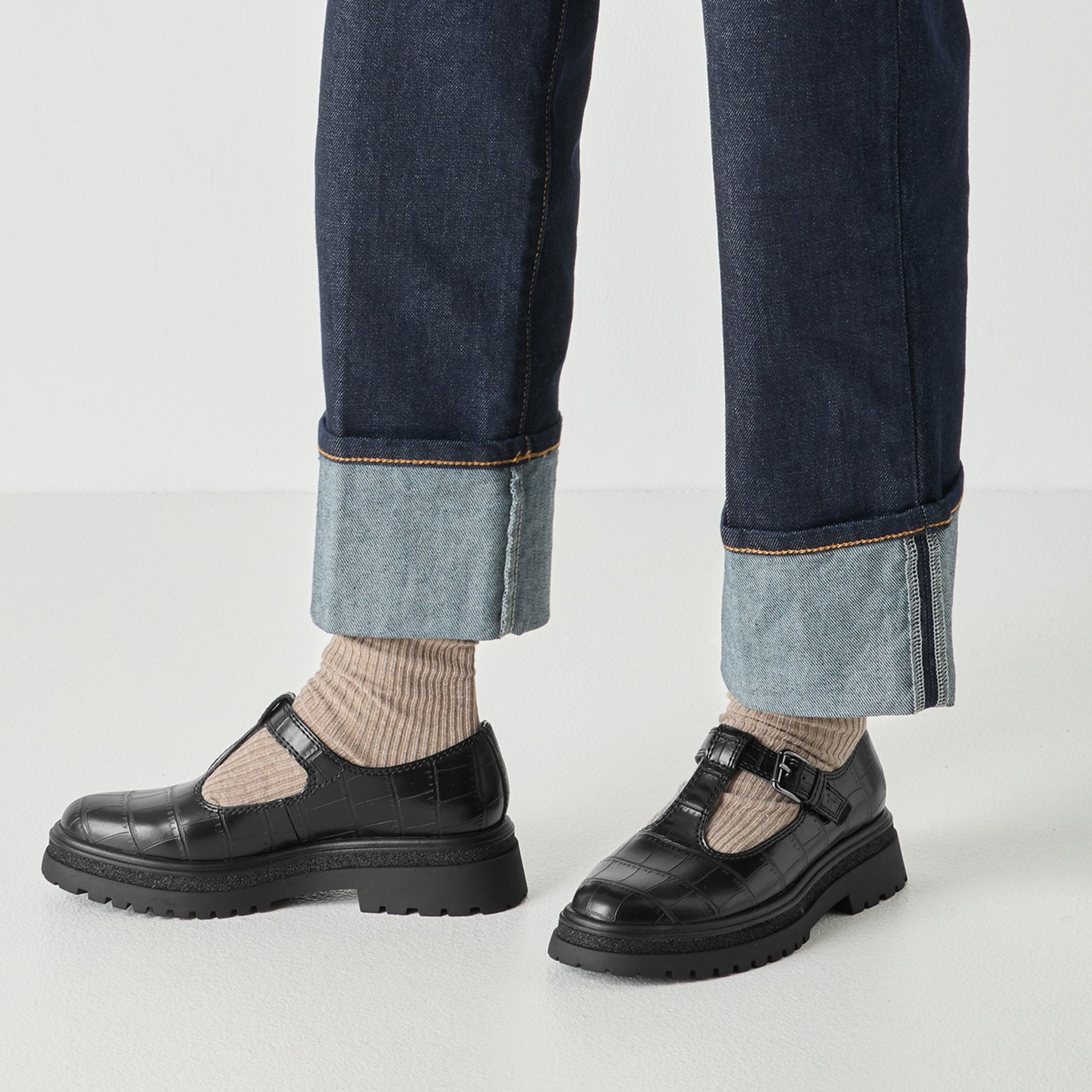 Tamaris Halbschuh 24324 Schwarz Croco – Vegan & Touch-it - Detailansicht am Fuß