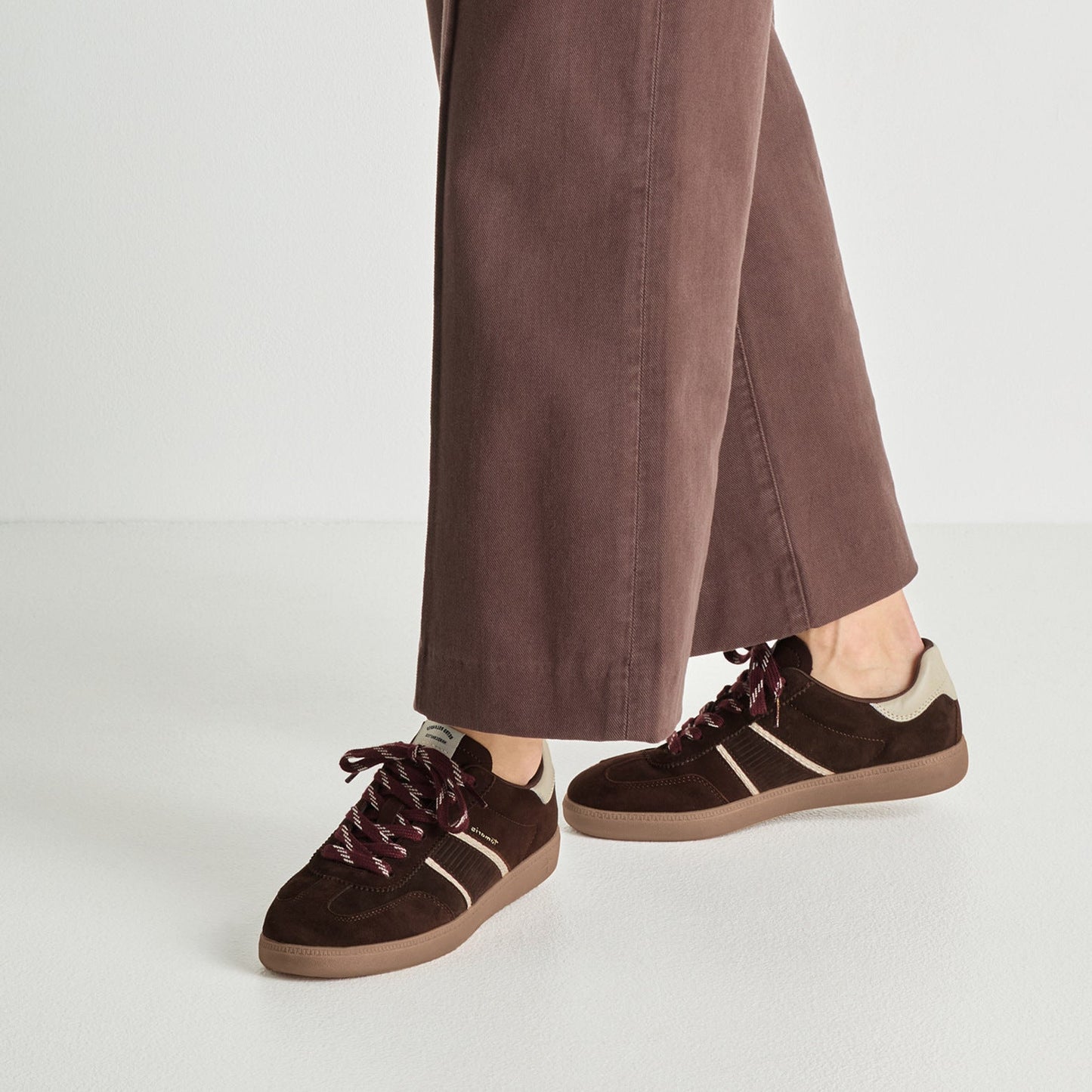 Tamaris Sneaker 23624 Mocca – Ledersneaker mit Wechselfußbett -  - Detailansicht am Fuß