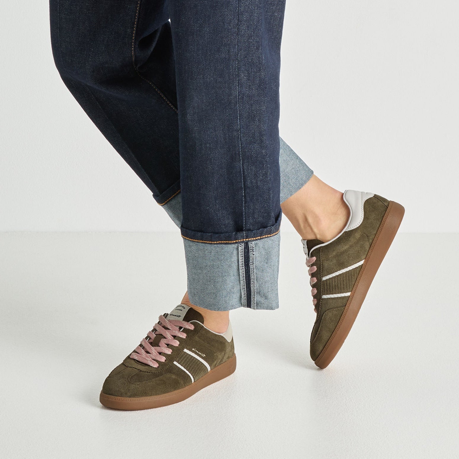 Tamaris Sneaker 23624 Olive – Ledersneaker mit Wechselfußbett - Detailansicht am Fuß