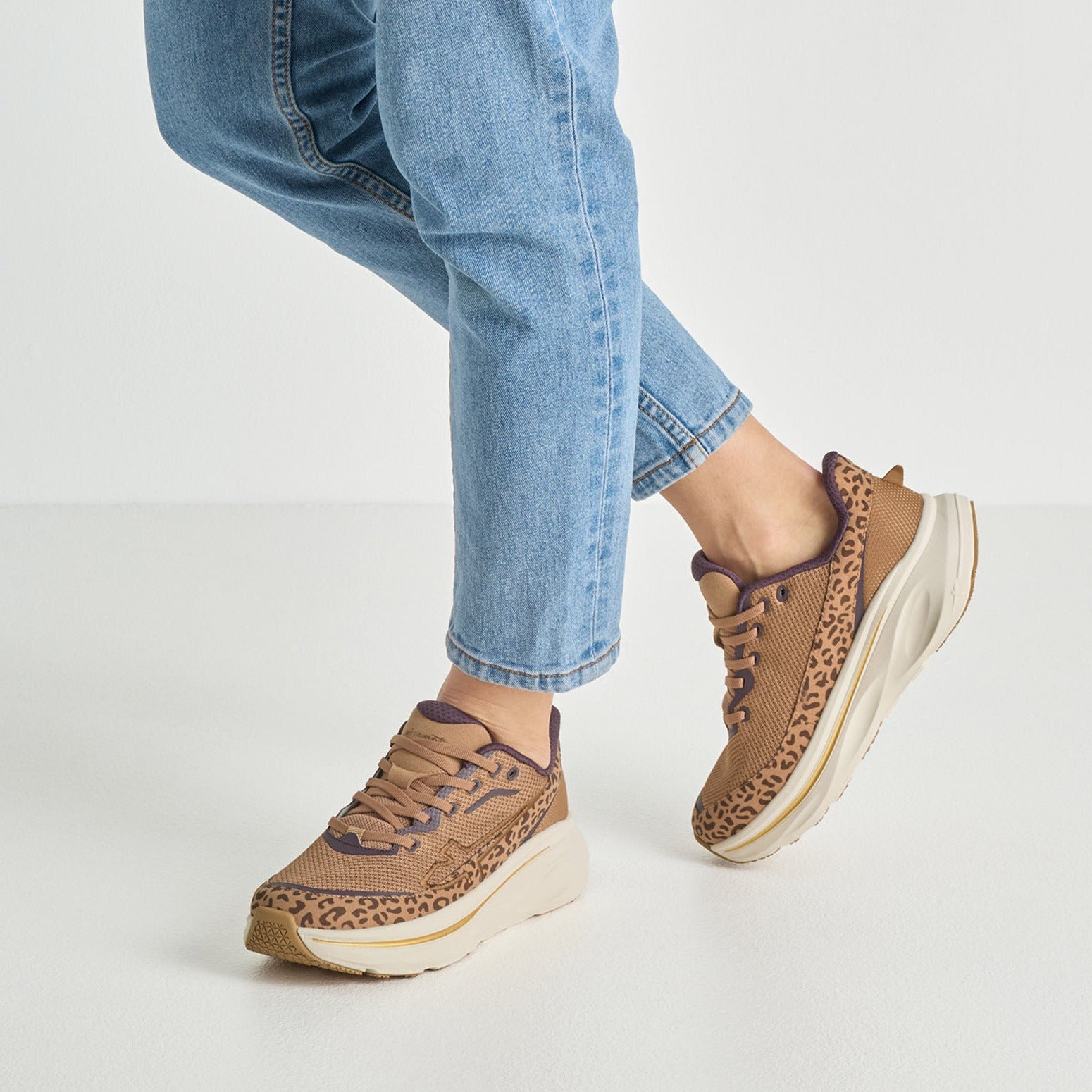 Tamaris Sneaker Leopard | Vegan & OrthoLite® | SHOECORNER - Detailansicht am Fuß