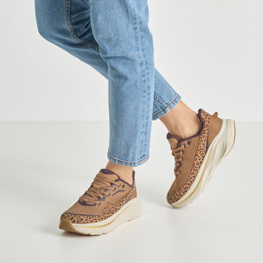 Tamaris Sneaker Leopard | Vegan & OrthoLite® | SHOECORNER - Detailansicht am Fuß