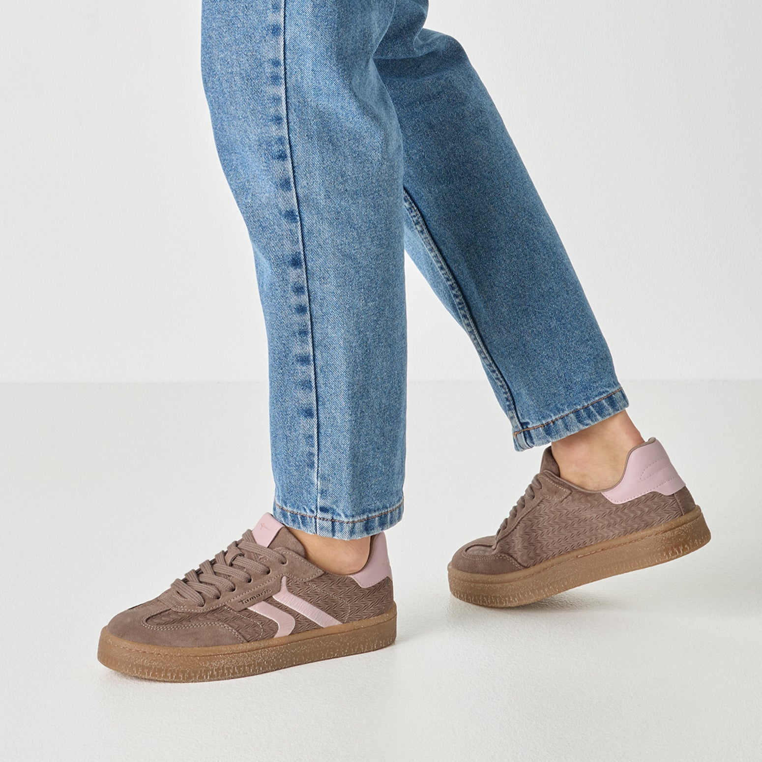 Tamaris Sneaker 23723 Brown Rose - Leder mit Touch-it Fußbett - Detailansicht am Fuß