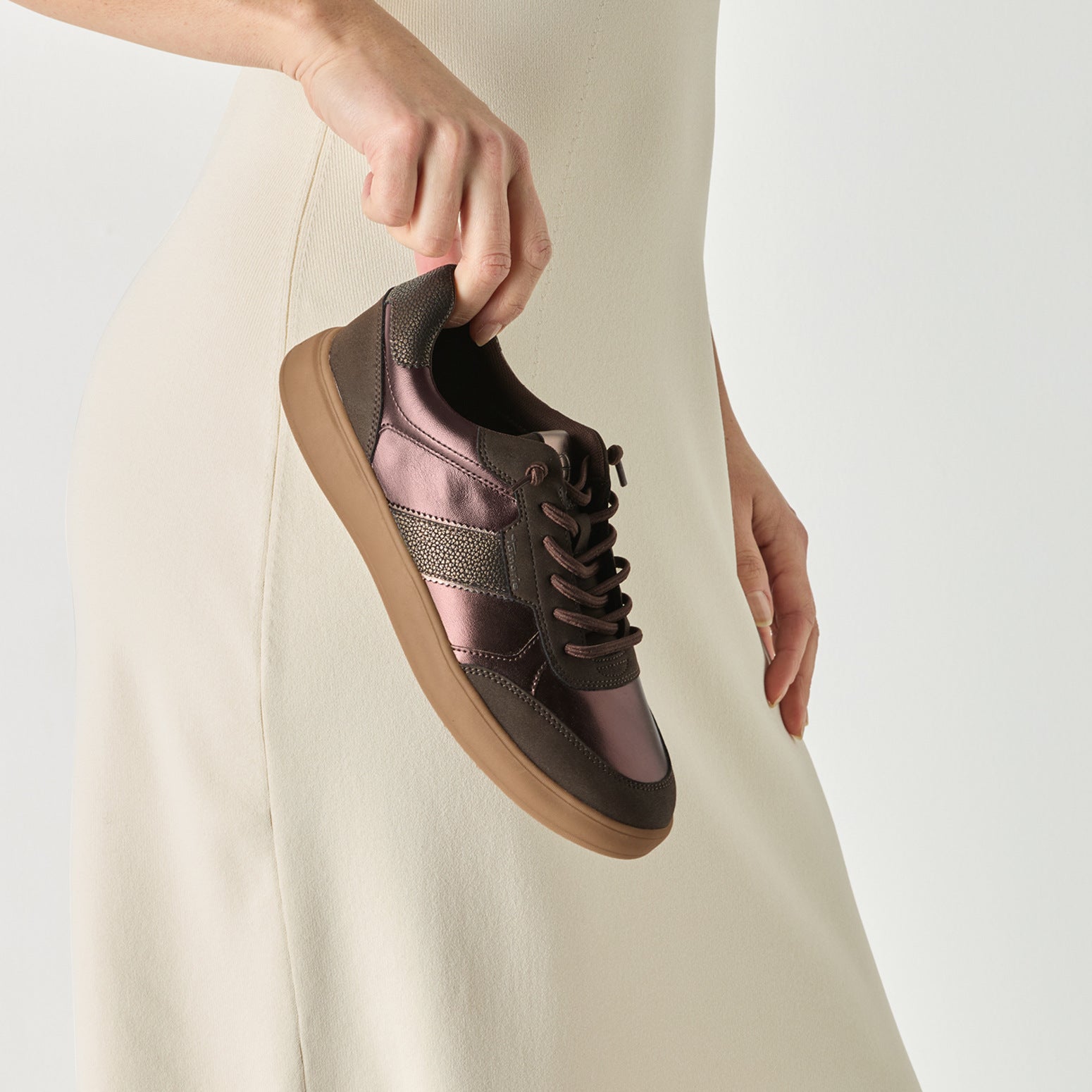 Tamaris Sneaker 23747 Mocca Metall – Vegan & Wechselfußbett - Detailansicht außen