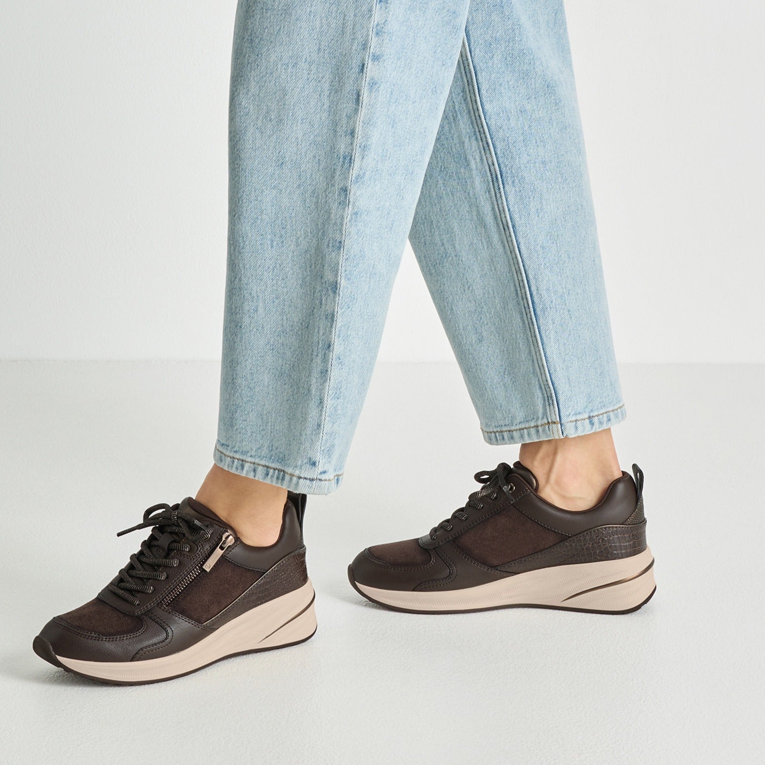 Tamaris Sneaker 23754 Mocca – Vegan & mit Wechselfußbett - Detailansicht am Fuß