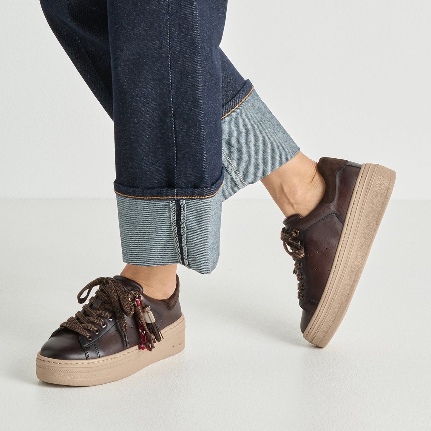 Tamaris Sneaker 23775 Mocca | Ledersneaker mit Wechselfußbett - Detailansicht am Fuß