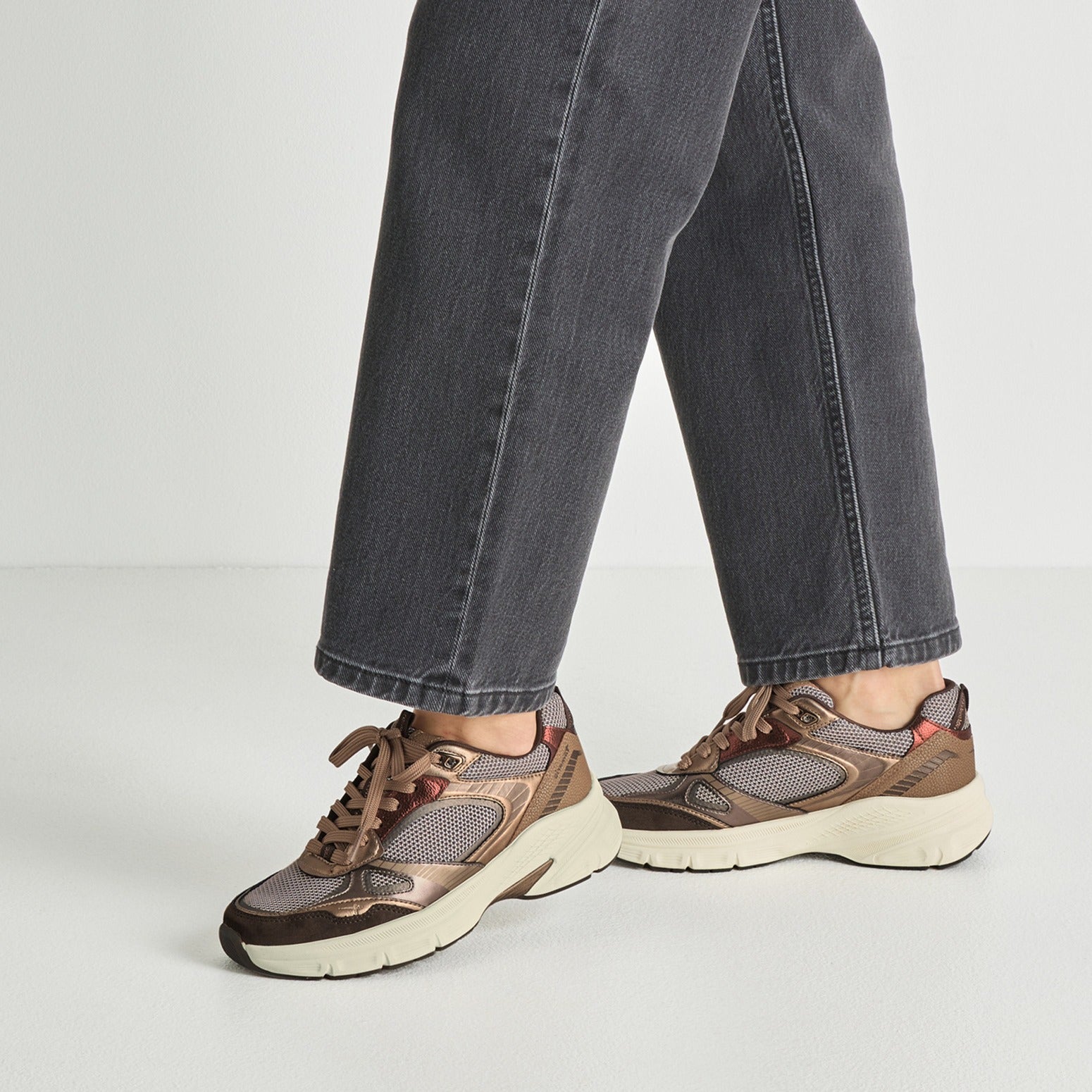 Tamaris Sneaker 23799 Bronce/Mocca - Vegan & Wechselfußbett Detailansicht am Fuß getragen
