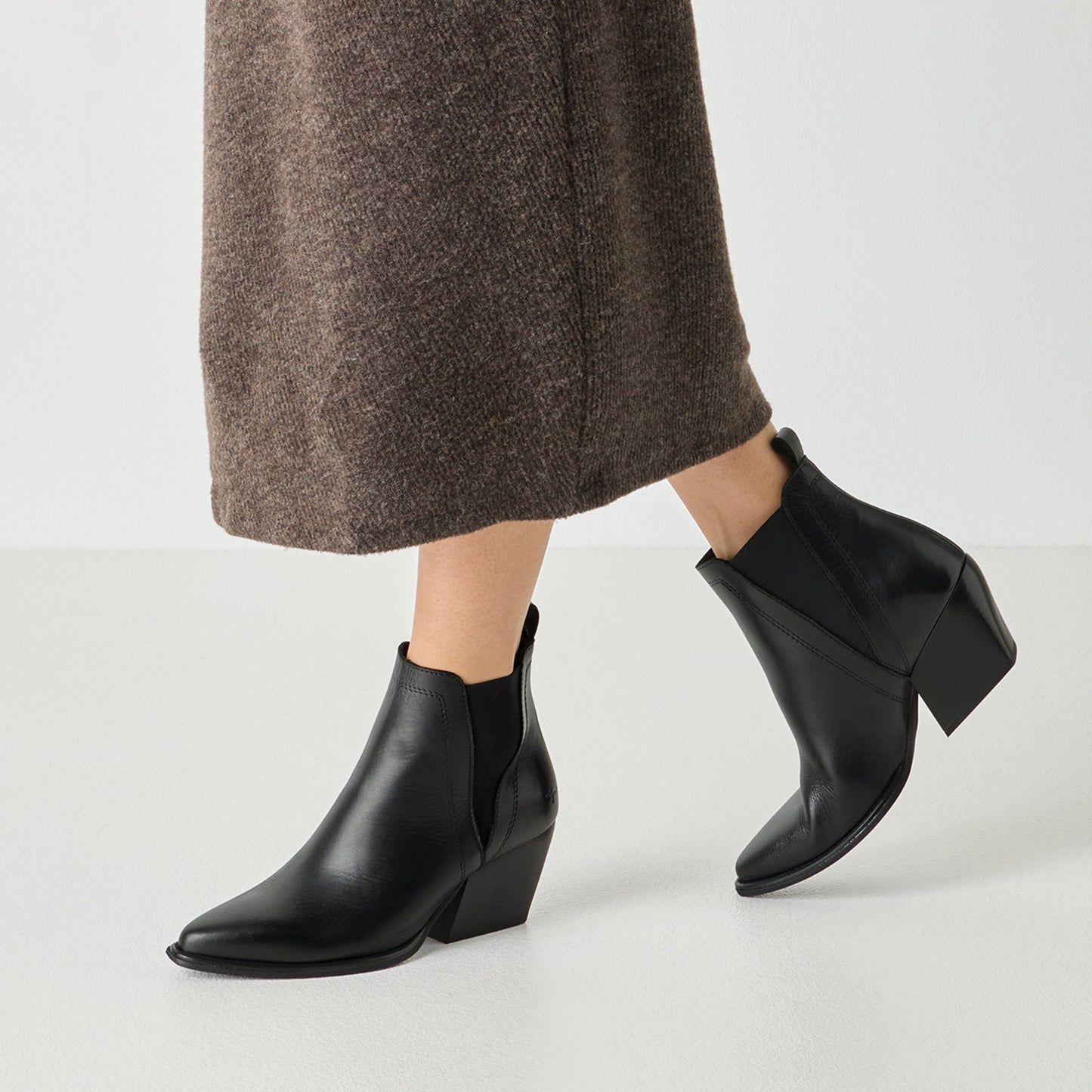 Tamaris Stiefelette 25303 Schwarz – Leder, Spitz, Western-Style - Detailansicht am Fuß