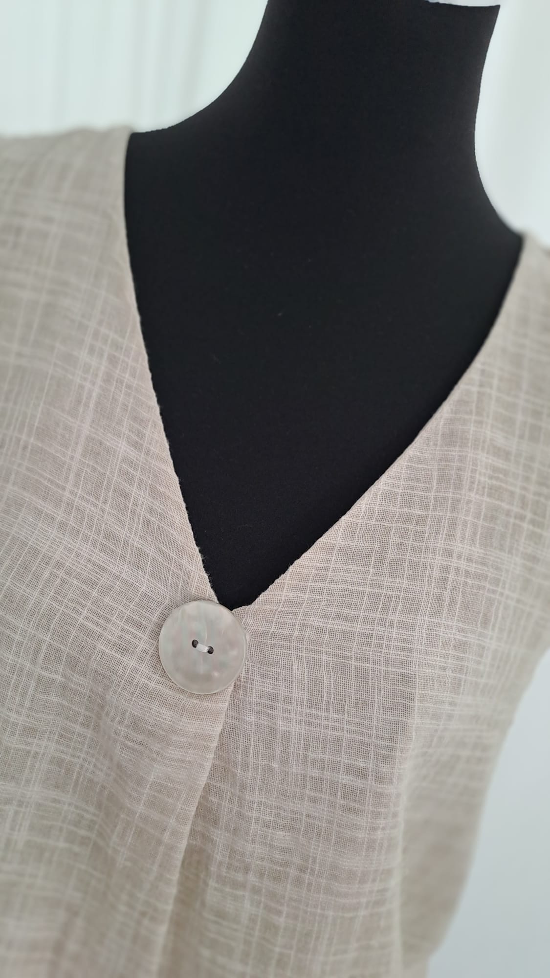 Blusentop Beige Leinenoptik | Liping Moda 6739 - Detailansicht Ausschnitt