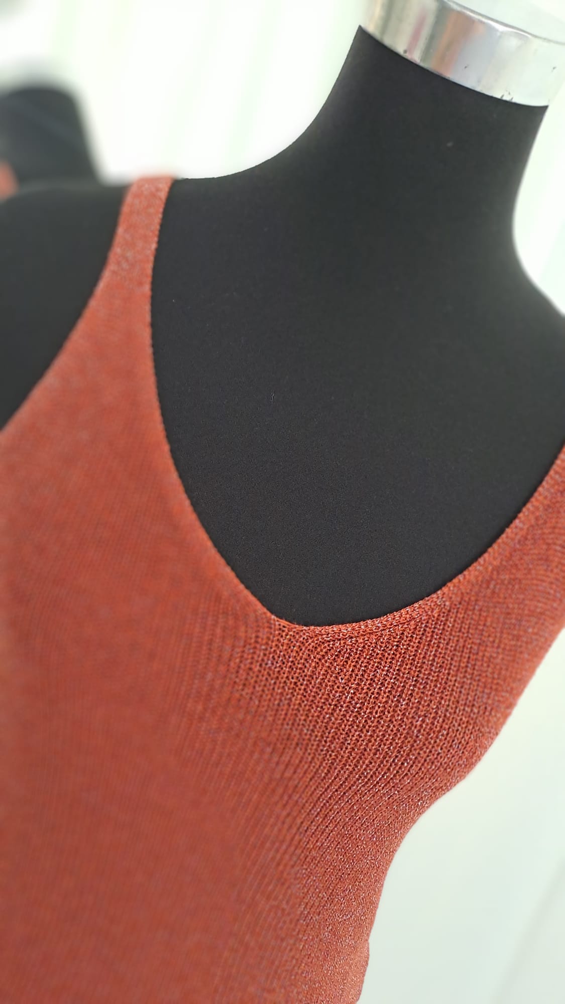 Stricktop Rostbraun mit Silberfaser | Liping Moda 6841 - Detailansicht V-Ausschnitt