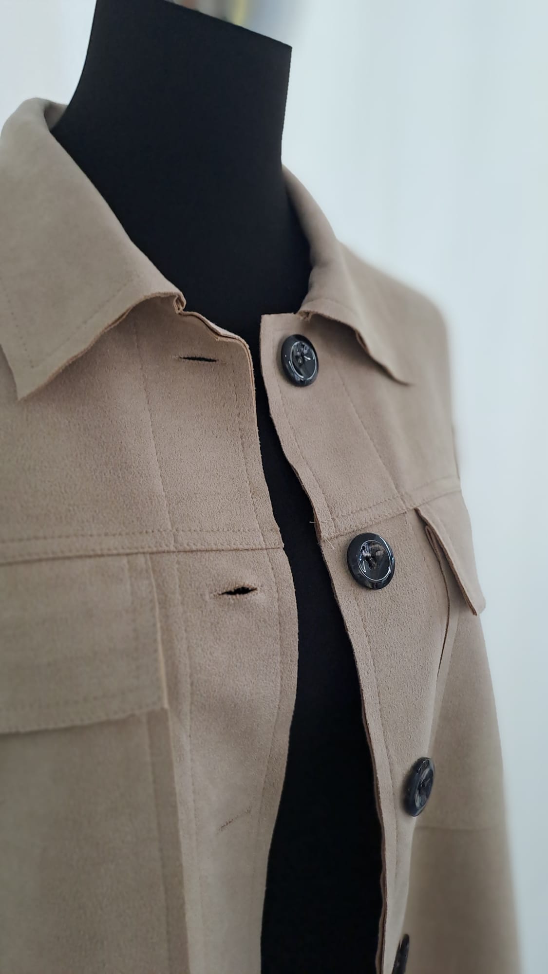 Jacke Beige Wildlederoptik Cropped | Charme Mode 6788-Detailansicht knöpfe
